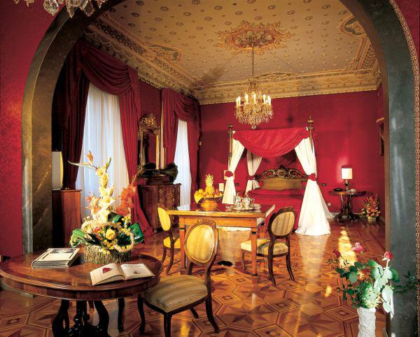 The Small Luxury Hotels of the WorldLe SosteRegina Vittoria Suite
